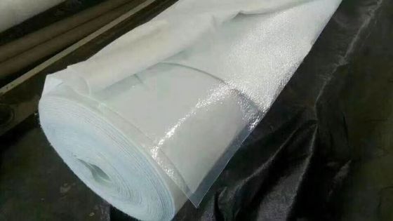 Barreira avançada de várias camadas para geomembrana composta de impermeabilidade superior