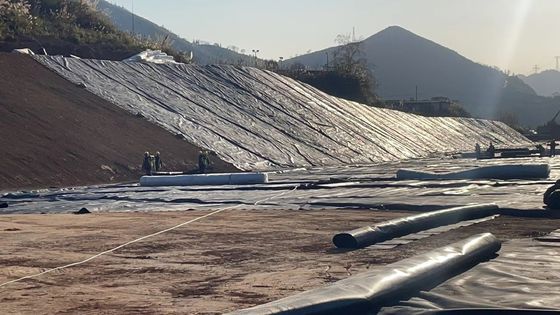 Geomembrana lisa de HDPE personalizada para tratamento de águas de aterros, mineração e vida útil mais longa