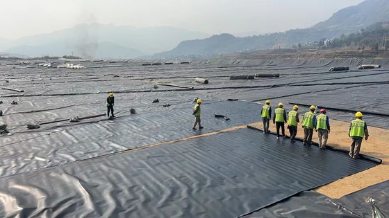 Geomembrana lisa de HDPE personalizada para tratamento de águas de aterros, mineração e vida útil mais longa