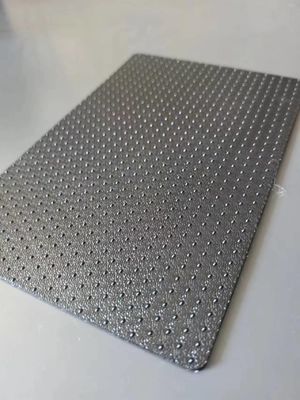 Processo avançado de produção de geomembrana texturizada de HDPE para engenharia ambiental