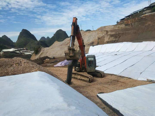 Núcleo natural de bentonita de sódio para barreiras hidráulicas superiores