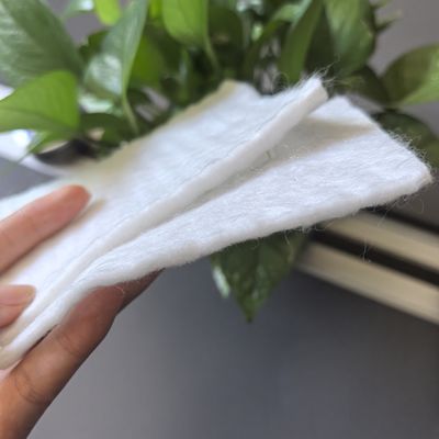 Geotextil perforado com agulha de fibra longa para aterros sanitários e reciclagem de piscinas de engenharia PET Chips de poliéster Largura 1,0m-6,6m