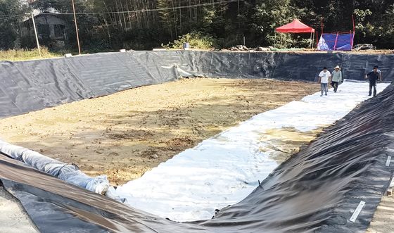Geomembrana lisa anti-filtração de HDPE para projeto agrícola revestimentos de lagoa de peixes Largura 1m-9m comprimento 30-100m espessura> 0,5mm