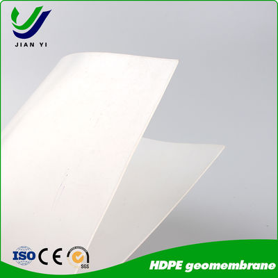 Geomembrana de HDPE de cor branca reflete a luz solar para isolamento térmico em usinas fotovoltaicas e piscinas ao ar livre