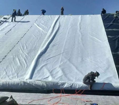 Geotextil de poliéster não tecido resistente aos raios UV, com elevada permeabilidade à água e excelente resistência à perfuração para o controlo da erosão do solo das minas