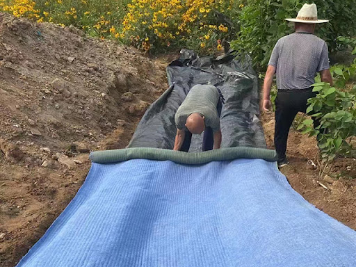 Cimento-Infuso Cobertura: Enrolar. Molhar. Feito. Subtítulo: Concreto Instantâneo Sem Misturar, Verter ou Esperar.