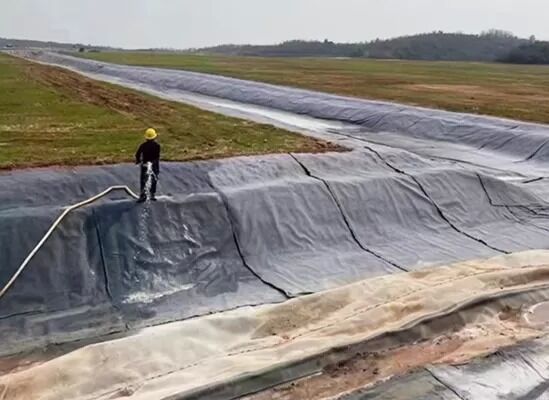JC/T 2884-2025 Cobertura de cimento de alta resistência de curagem rápida padrão para proteção contra inclinações rápidas com largura de 4 m